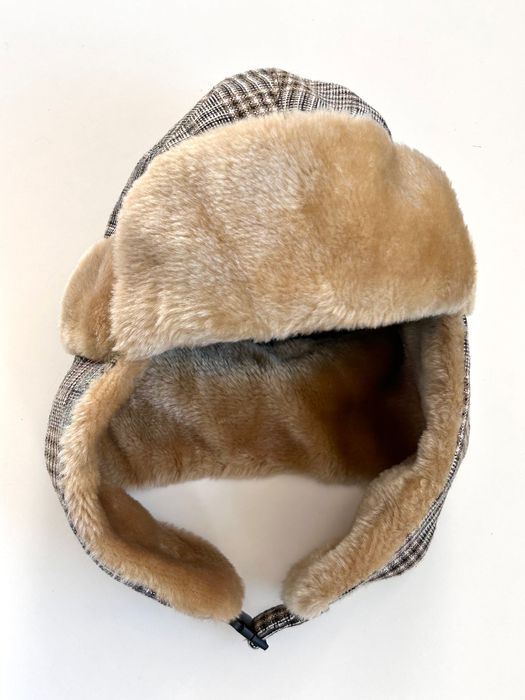 Интересна и кокетна зимна дамска шапка Laura Marconi