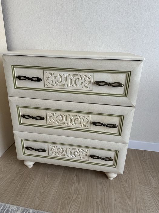 Комод с тремя отделениями