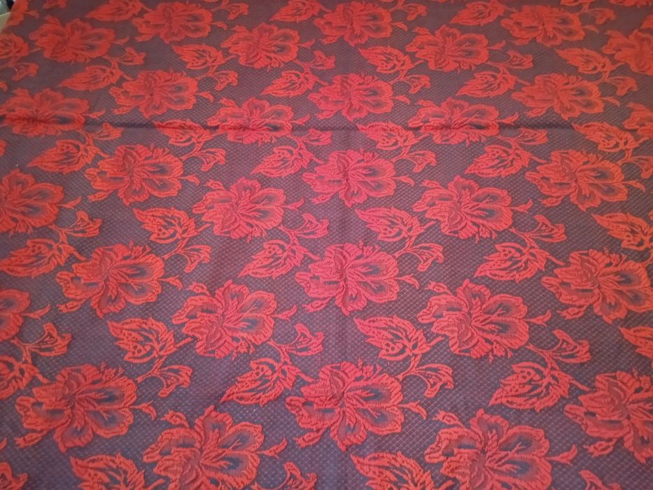 Продавам чисто нов ръчно тъкан вълнен килим на цветя. Цн.34лв.