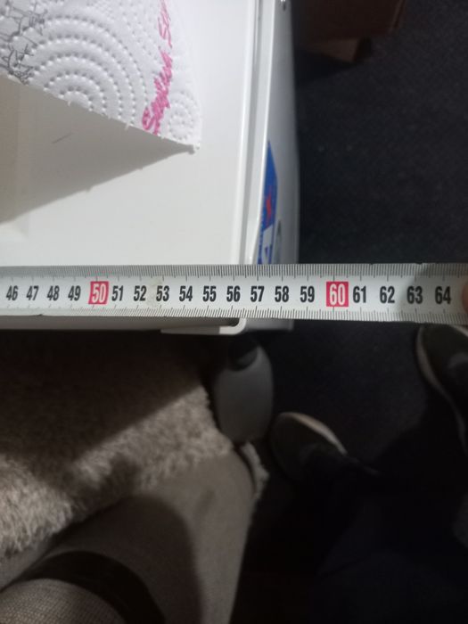 Продавам малък хладилник на марката Crown