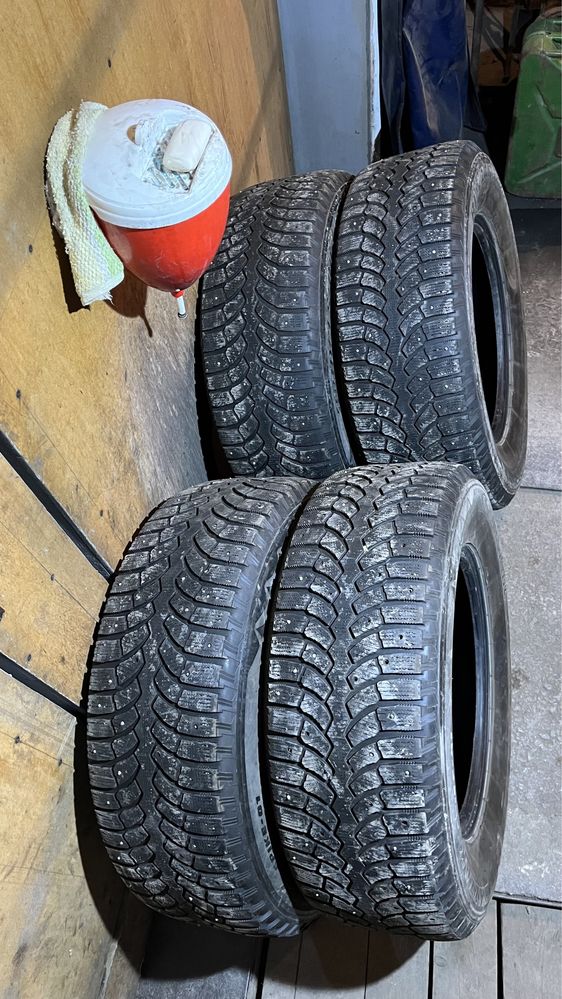 8 шипованных баллонов, 4 Bridgestone и 4 Hankook