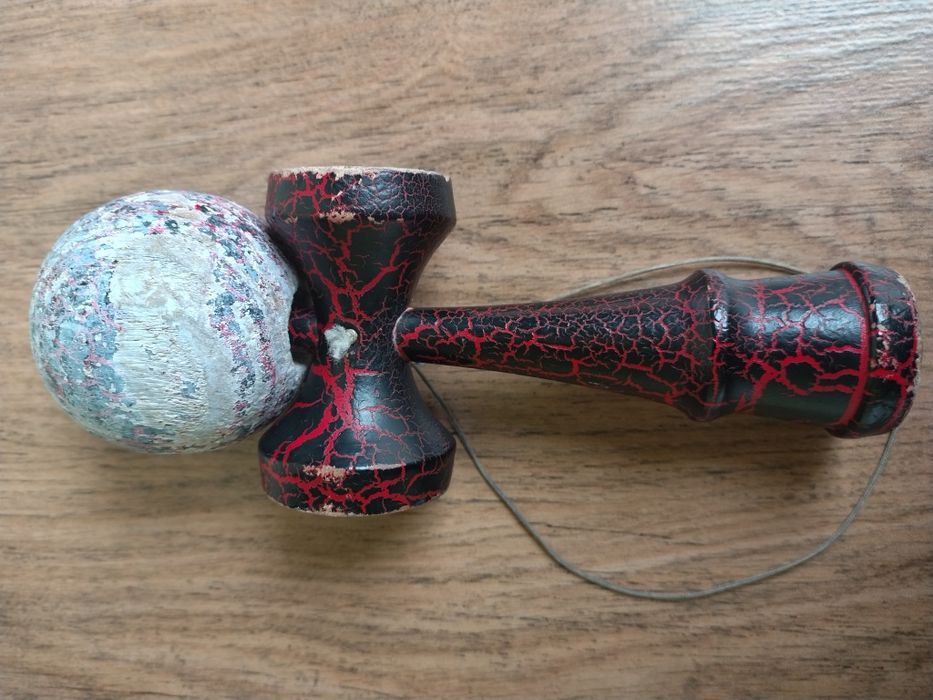 Kendama roșie stil vulcan