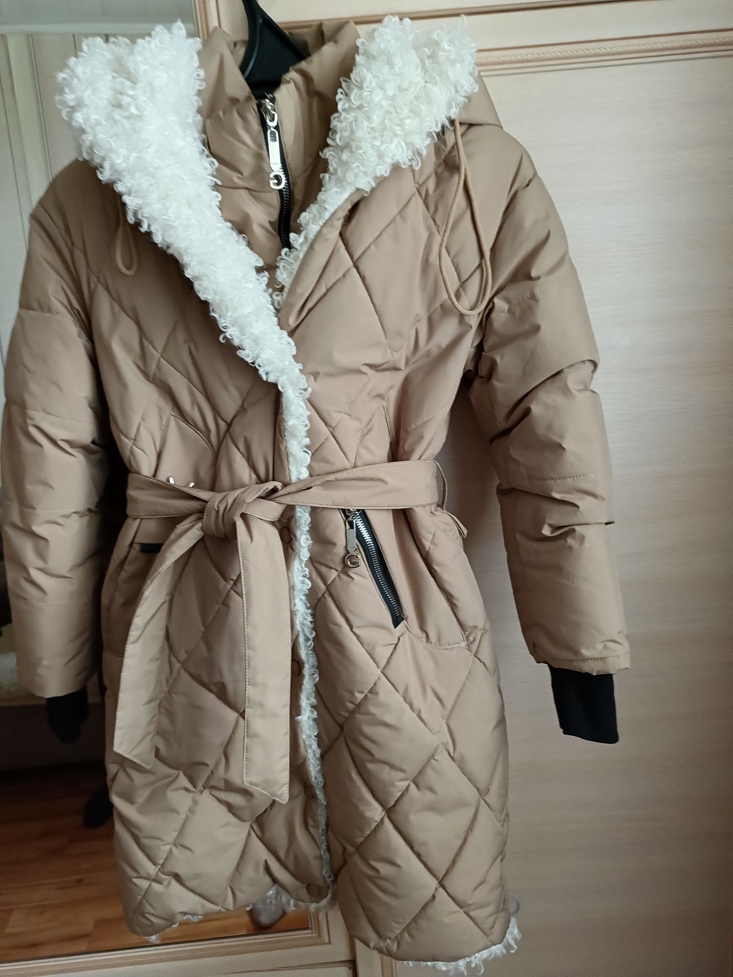 Продам зимнюю куртку на девочку