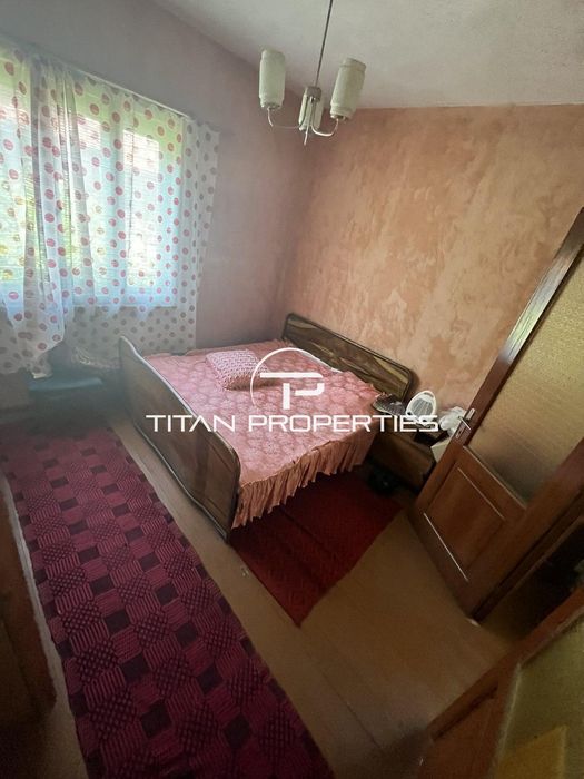 Двуетажна Къща с двор и гараж в гр. Айтос