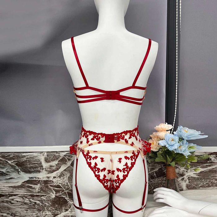set lenjerie nou dantela brodat rosu 4 piese L cupa C