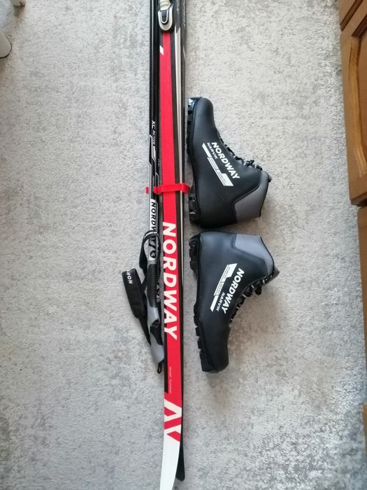 Лыжи с палками и ботинками