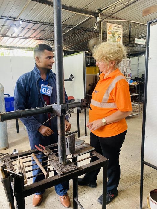 Angajează muncitori din ASIA — disponibili IMEDIAT | Serioși & stabili