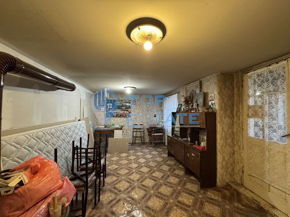 Тухлена къща с голям двор в село Хотница, област Велико Търново