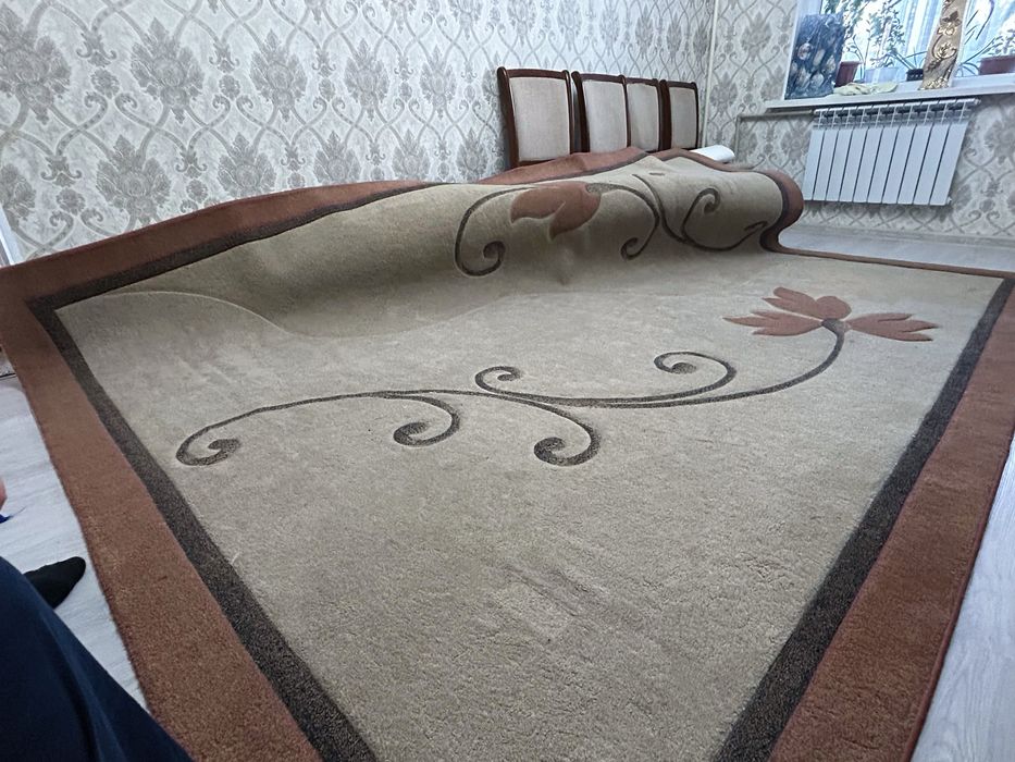Ковёр ,требует химчистки