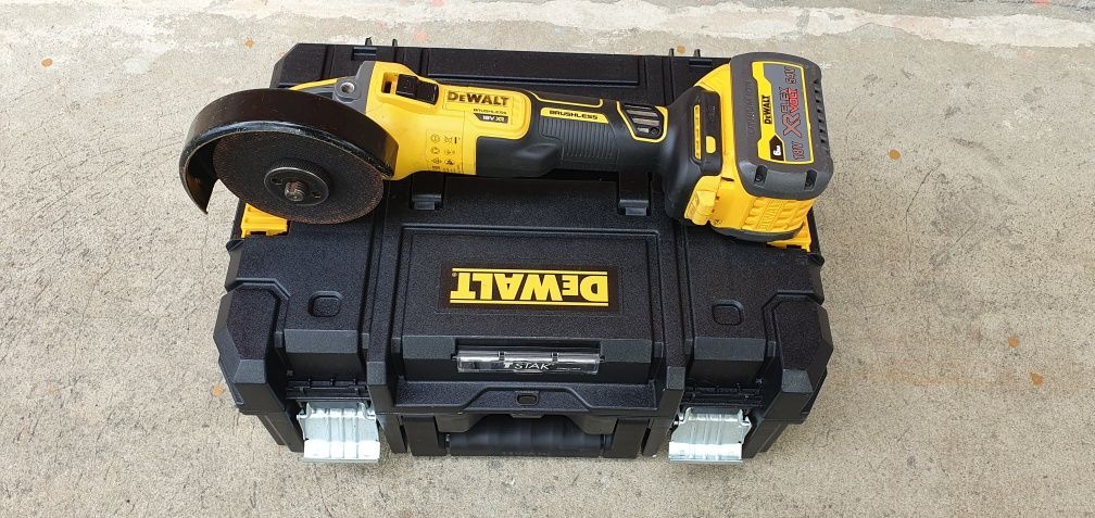 Flex dewalt cu baterie de 18 v.