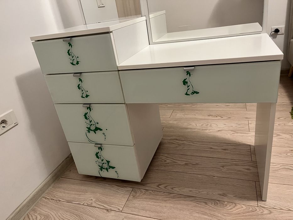 Set 2 Noptiere + Comoda cu sertare si Oglinda