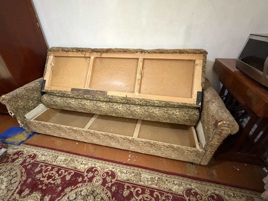 Продается старый диван