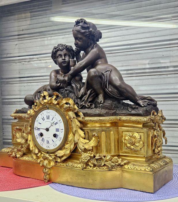 Каминен френски часовник от 19 -ти век.