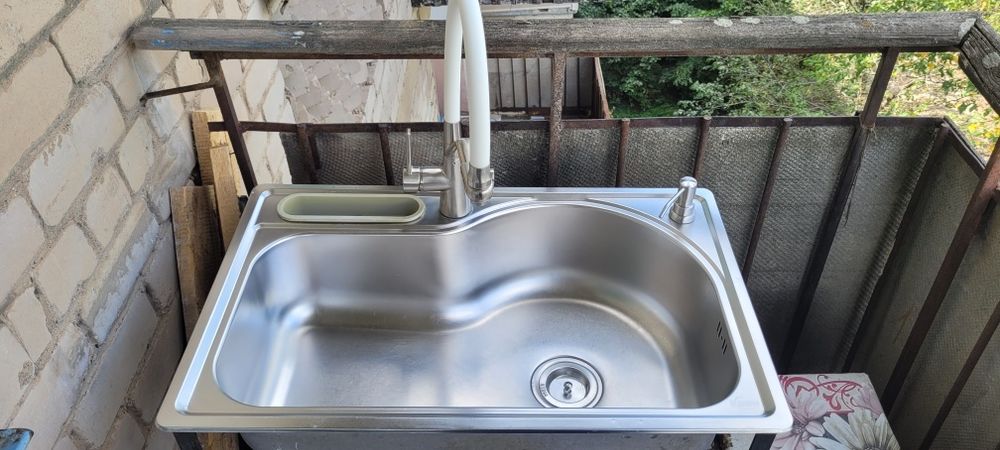 Мойка со смисителем и дозатором.