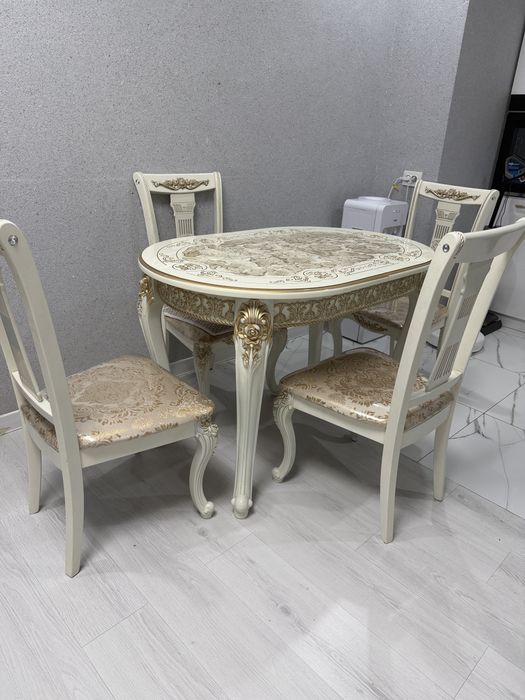 Продам стол со стульями как новые