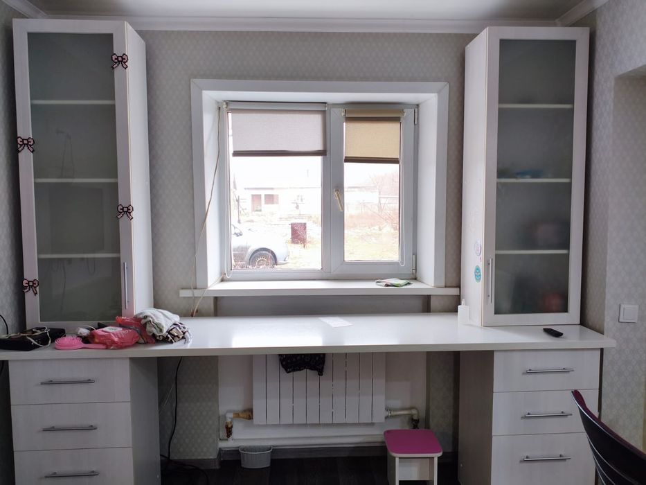 Продам детскую парту со шкафами