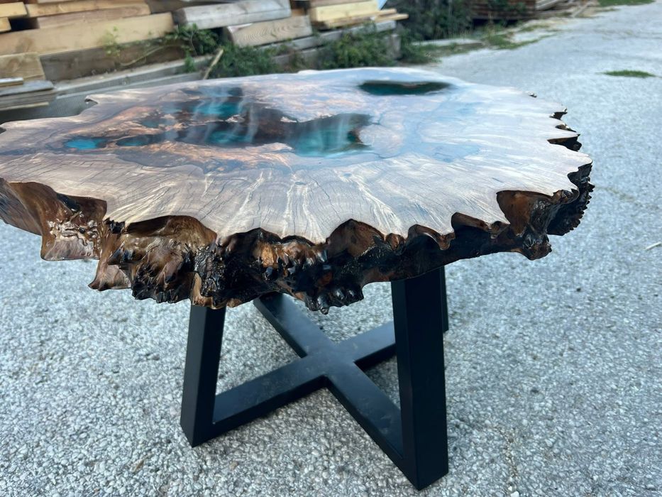 Уникална холна маса от орех с епоксидна смола и метален крак