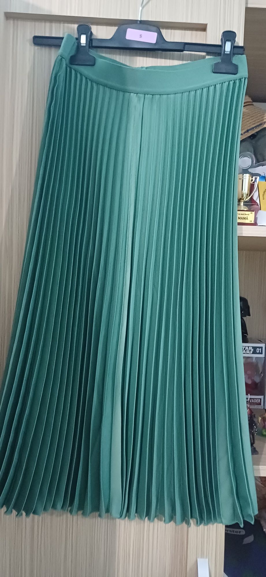 Vând fusta dama verde,material foarte ușor și plăcut ,aproape noua
