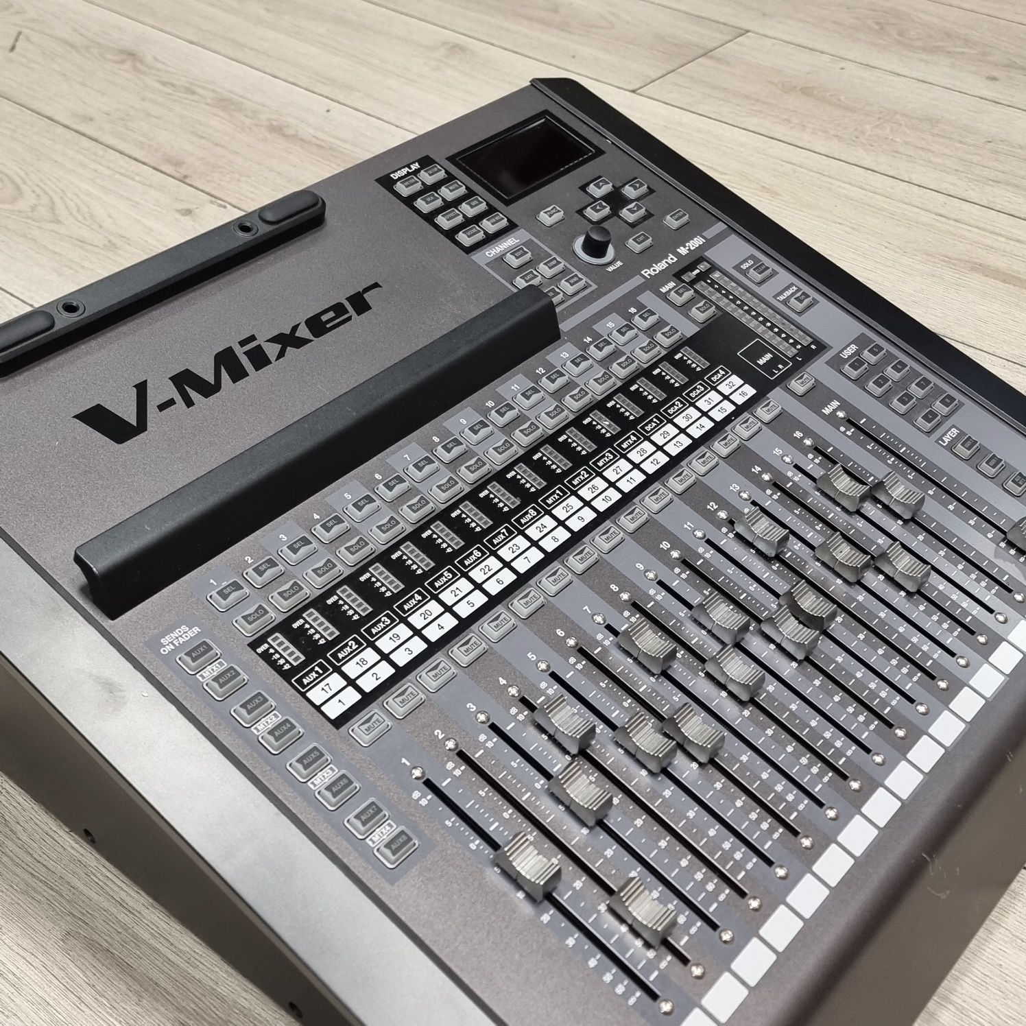 Amanet F28: Mixer audio Roland M-200i