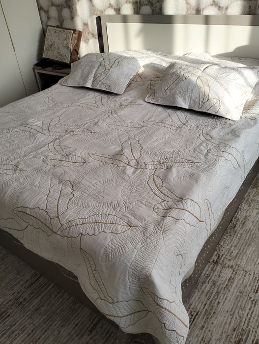 Продам белое покрывало с наволочками