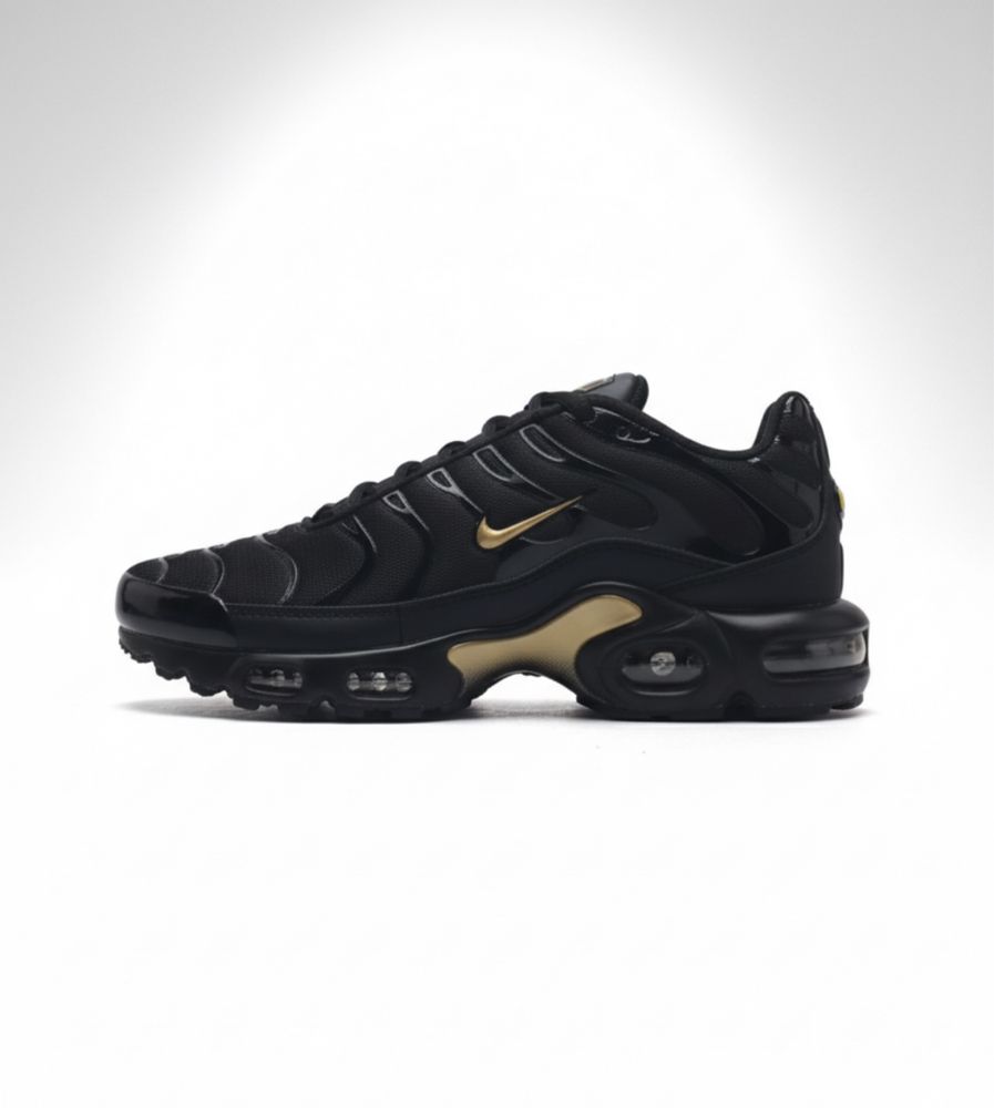 Nike Air Max Plus Black & Gold – сила и стил във всяка стъпка!
