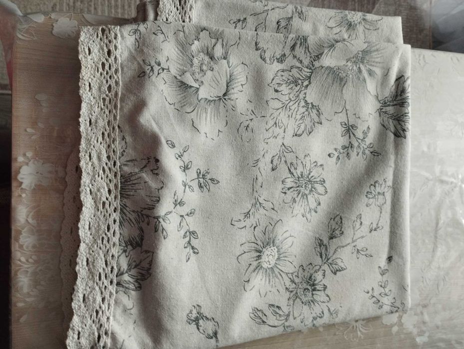 Скатерть (полотно) квадратная.