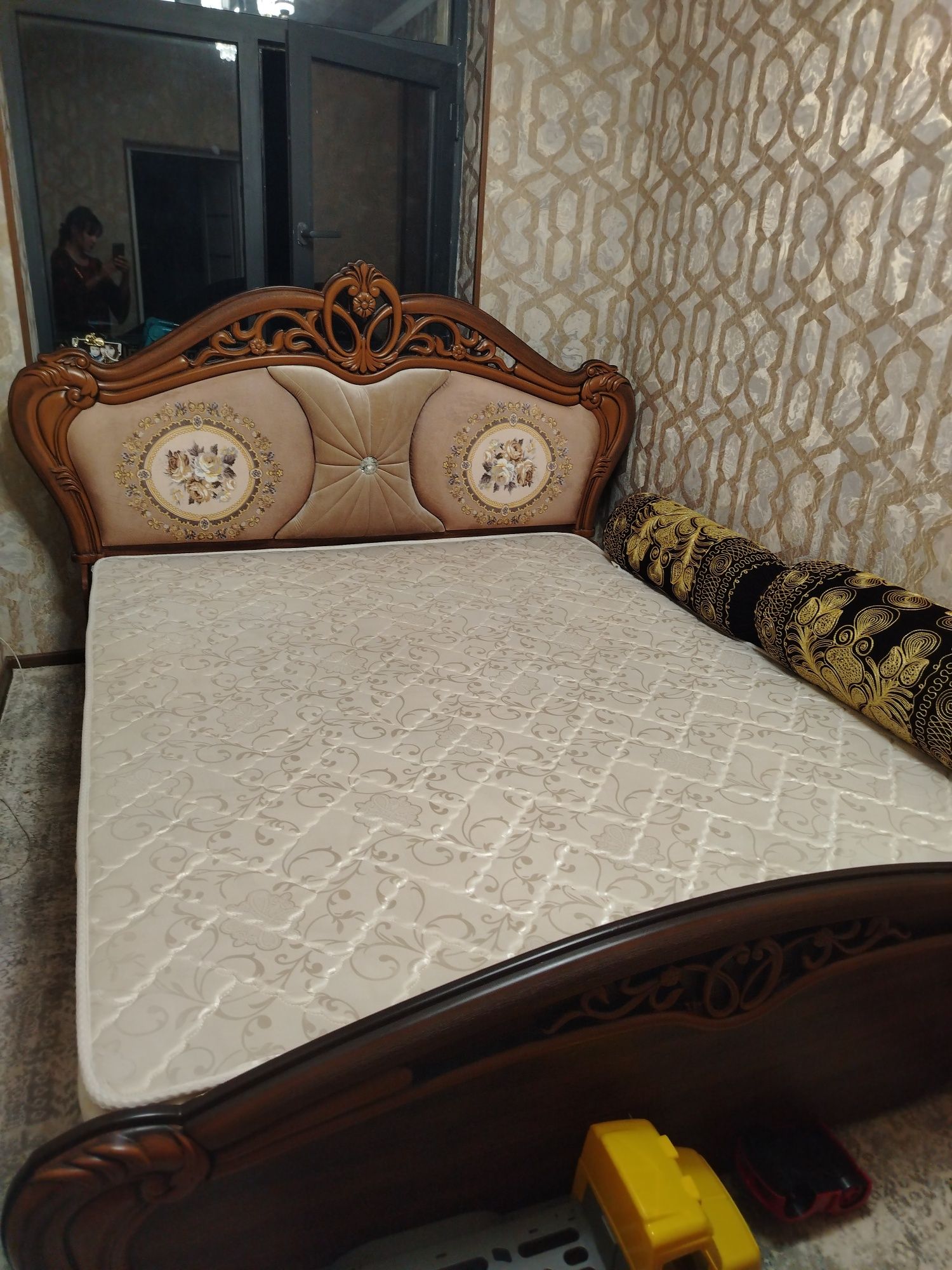 Spalniy divan 2.kishilik holati yaxshi baquvvat ko'p ishlatilmagan toz