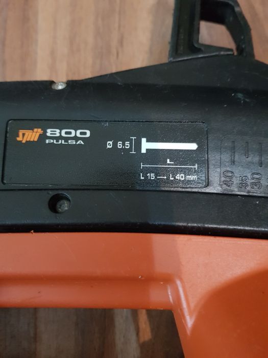 Pistol de bătut cuie în beton Spit Pulsa 800E