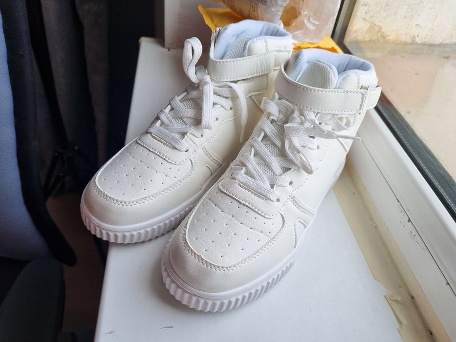 Кроссовки белые 40