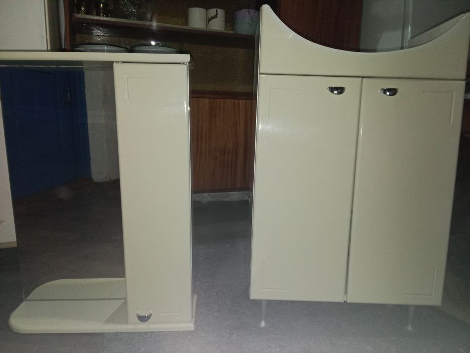 Продам тумбу-раковину с подвесным зеркалом ( Торг )