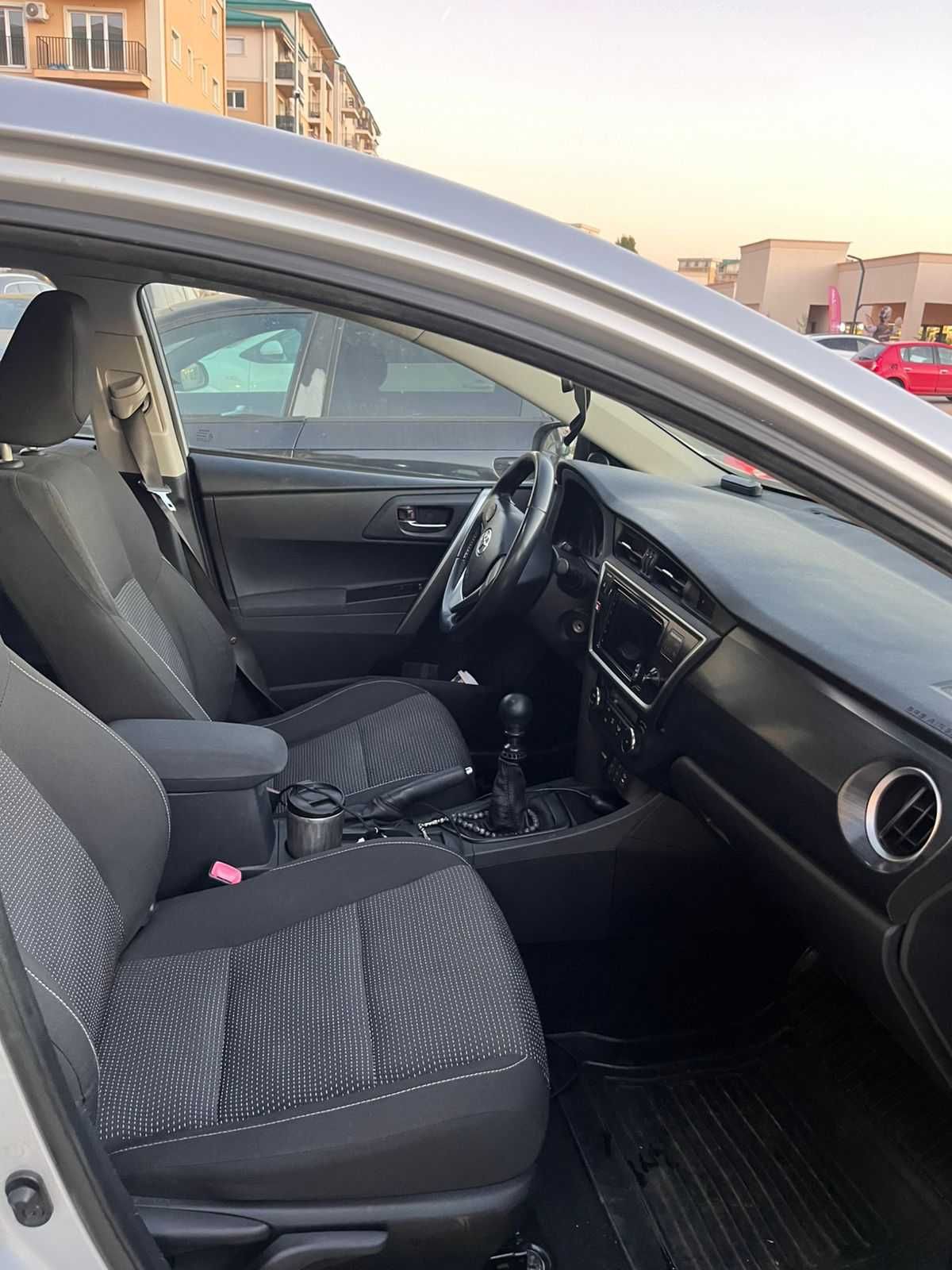 Toyota auris Sistemul este instalat. Sunet și magneți jbl.
