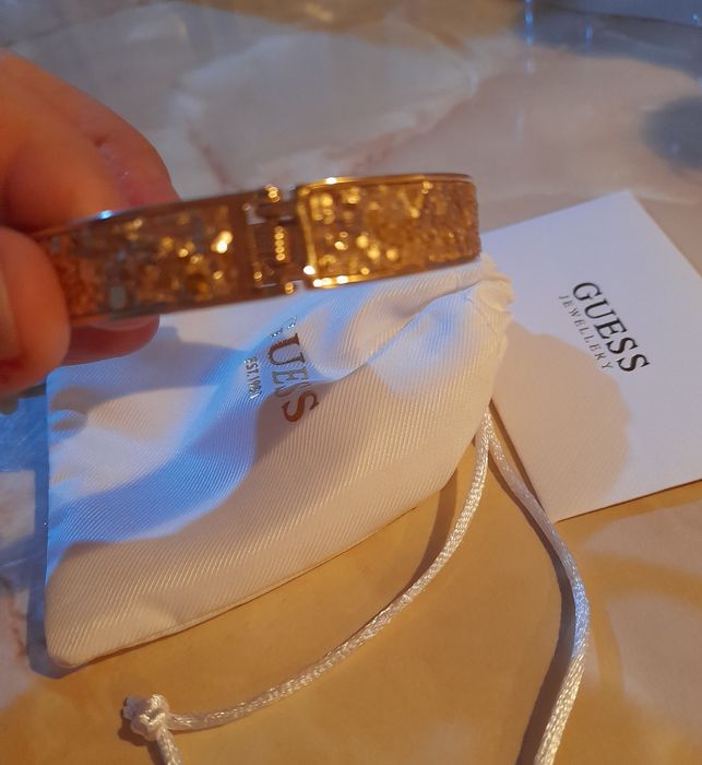 Оригинална нова гривна Guess