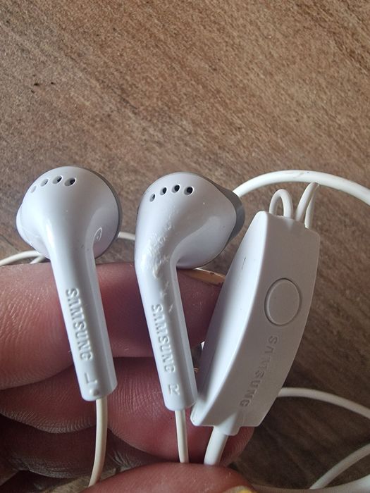 Слушалки Samsung с кабел