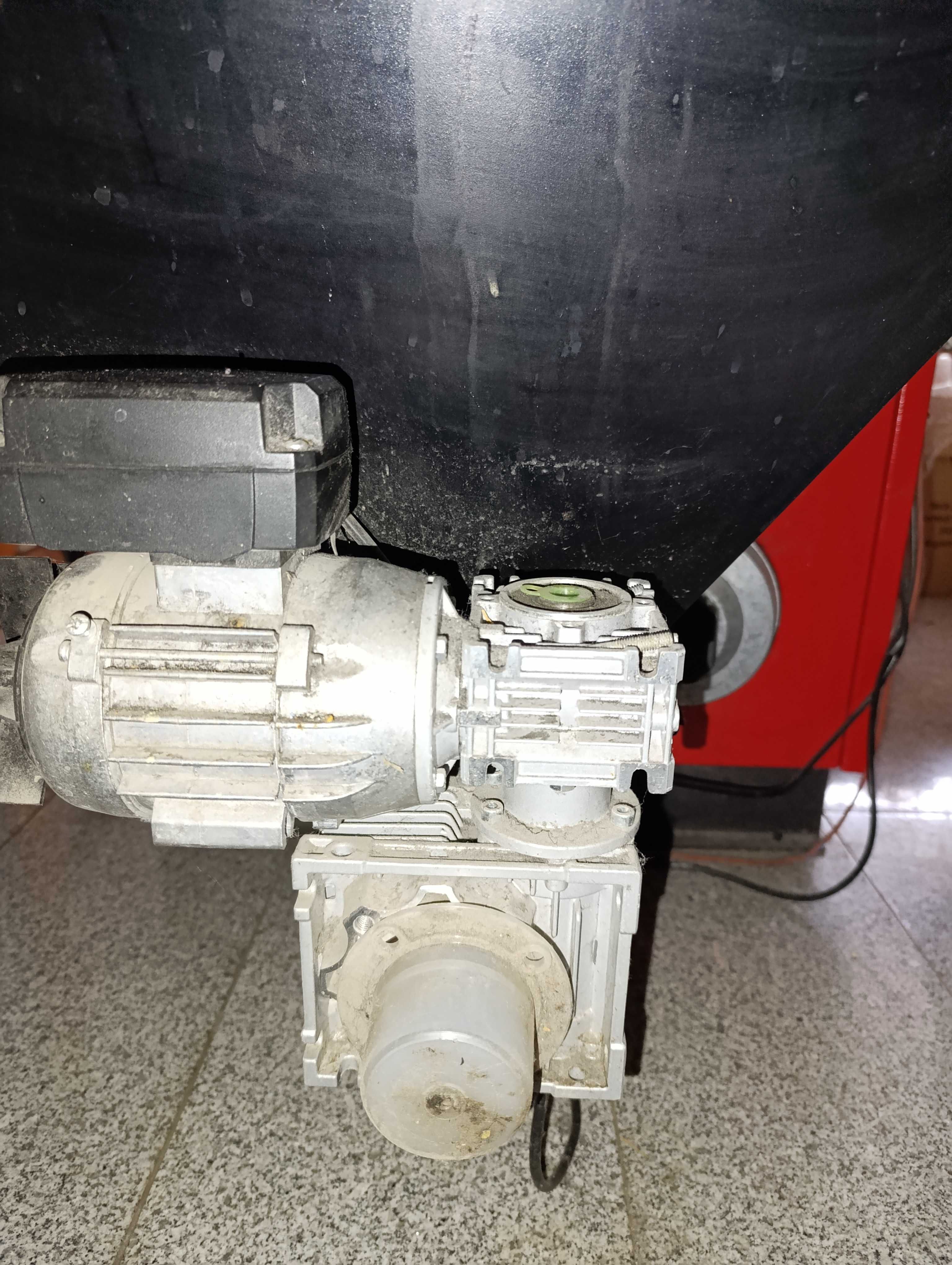 Комбиниран котел на пелети, въглища, дърва, биомаса  40KW