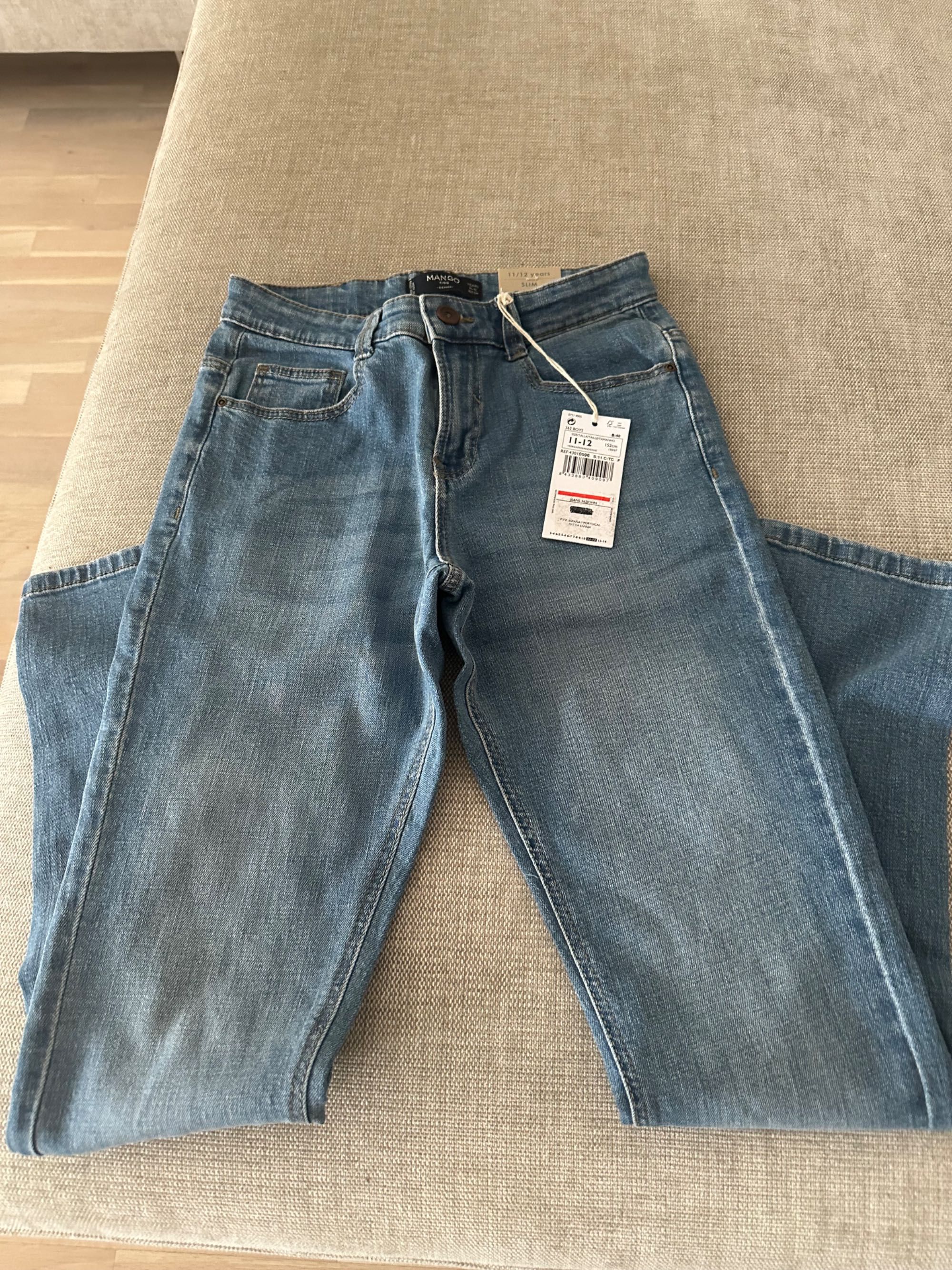 Нови детски дънки с етикет на Mango