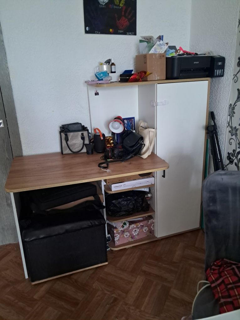 Продаётся стол школьный  состояние хорошее   35тыс