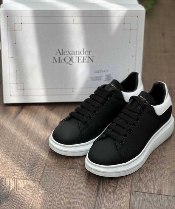 Mcuqeen Negru cu Alb 36-44 (Verificare Colet)