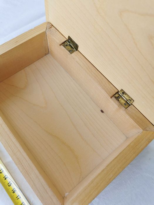 Caseta bijuterii din lemn sculptata manual, anii 80