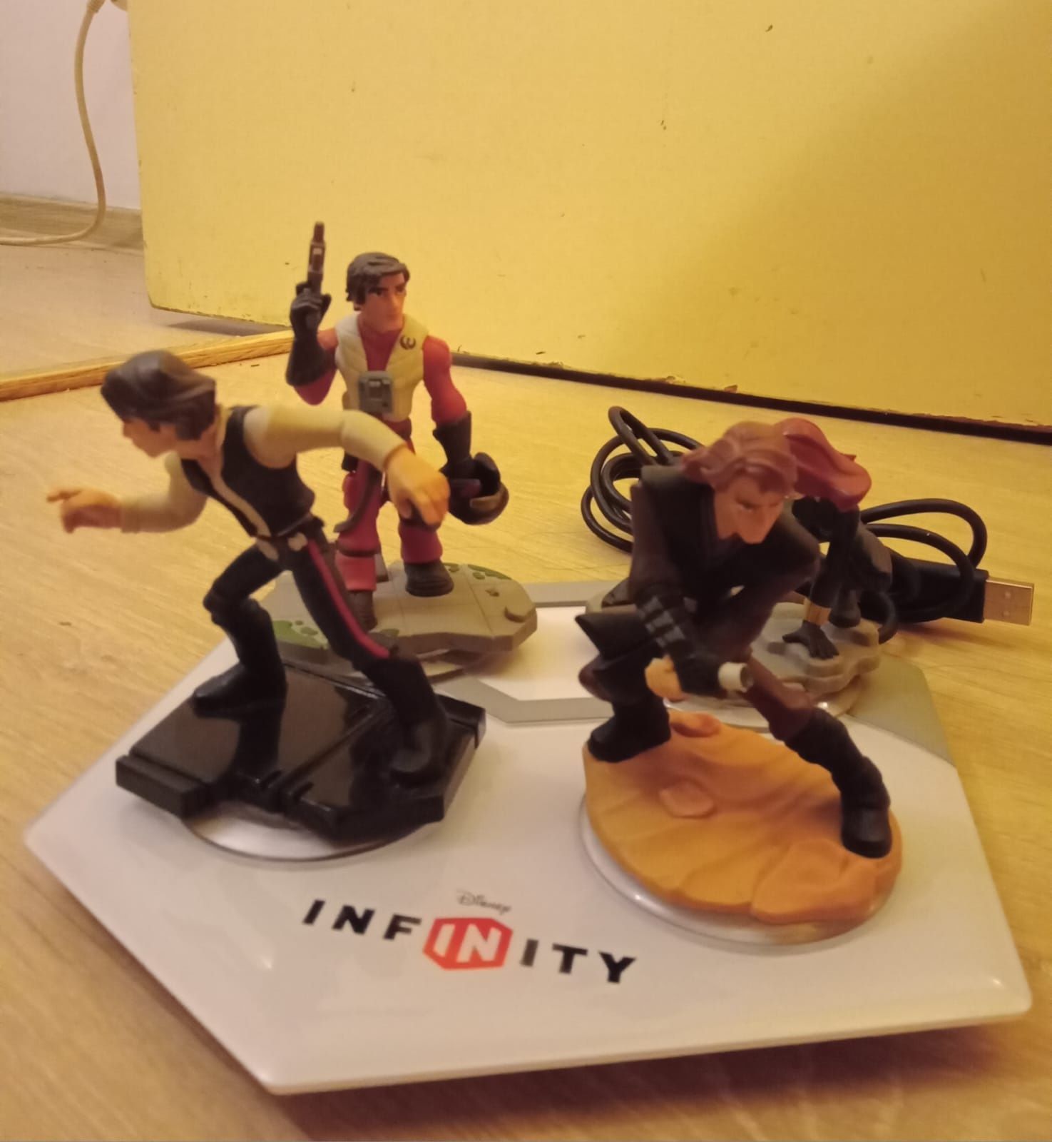 Vând figurine Disney infinity