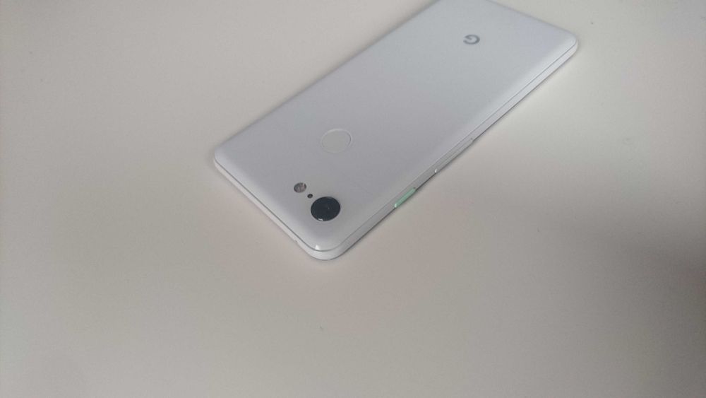 Бял Google Pixel 3