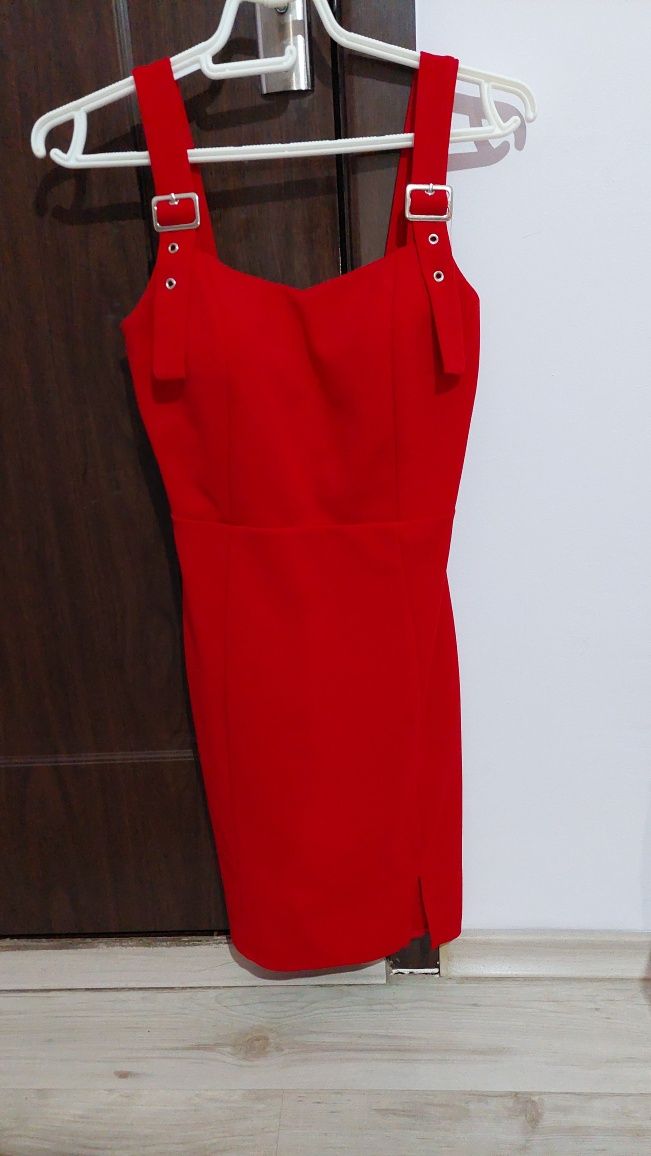 Червена рокля, С размер