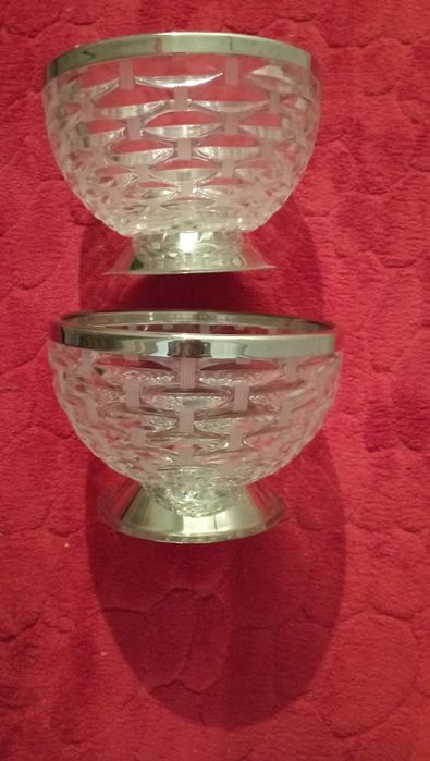 Две вазы хрустальные  с мельхиоровым ободком на ножке