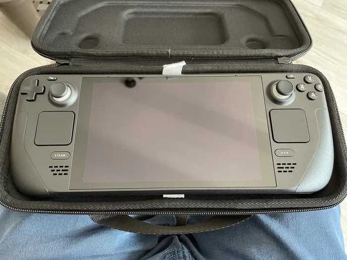 mini dock TV  si husa grip -accesorii bonus pt Steam Deck