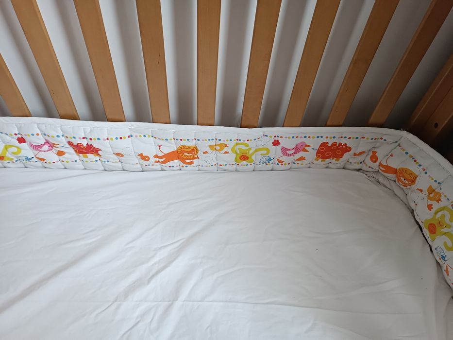 Pătut bebe lemn natural+ jucării & lenjerie.