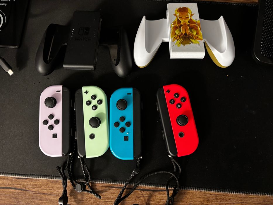 Consola Nintendo Switch (Husa, 2 Joycon-uri extra + suport Joycon-uri)