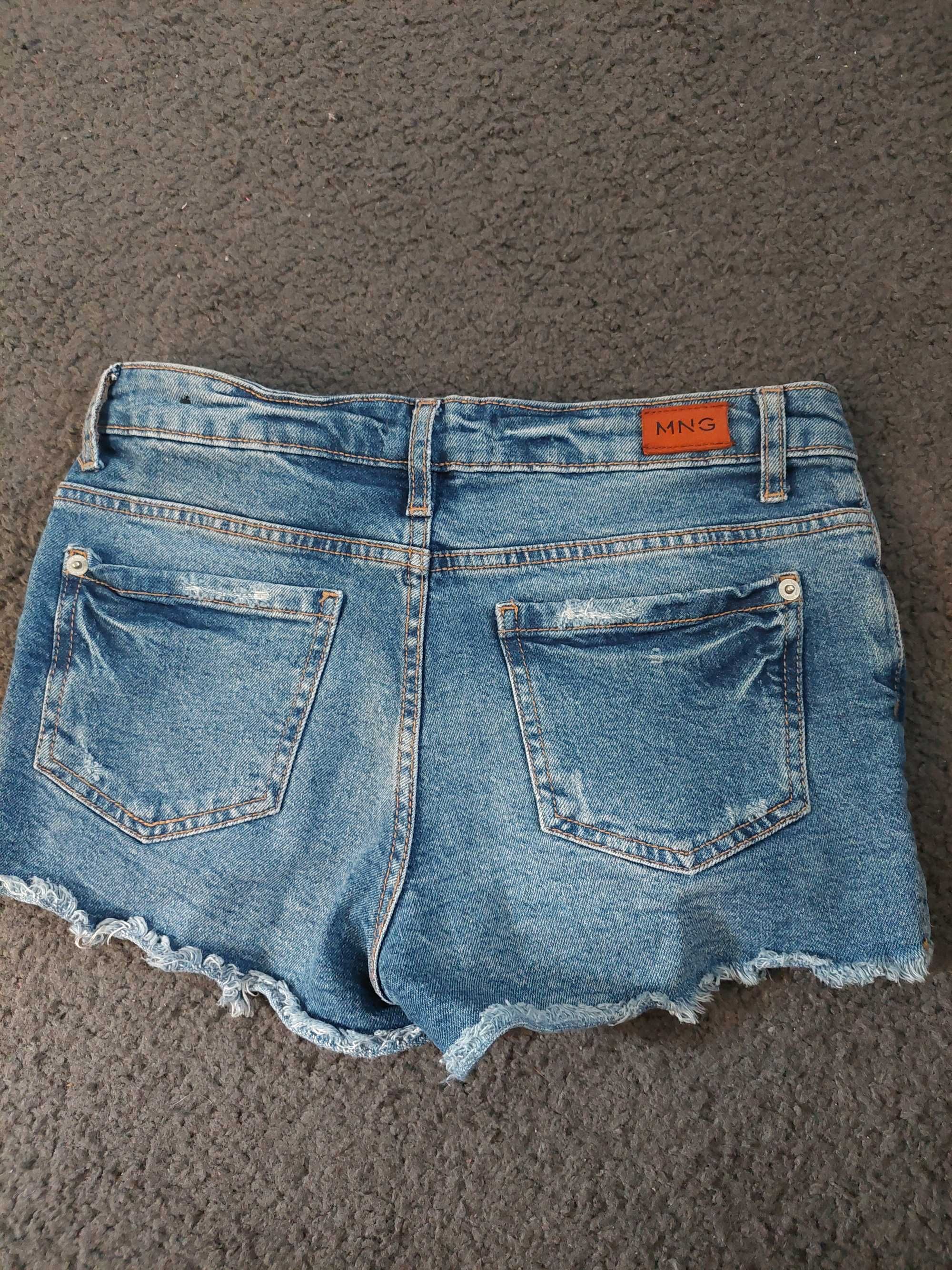 Pantalonii scurți Mango