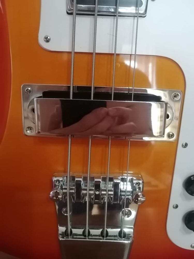 Продам бас гитару Rickenbacker в идеальном состоянии