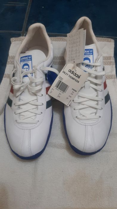 Adidași este noi cu etichetă