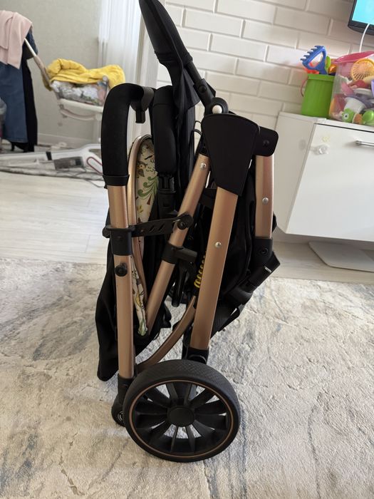 Коляска чемодан в отличном состоянии