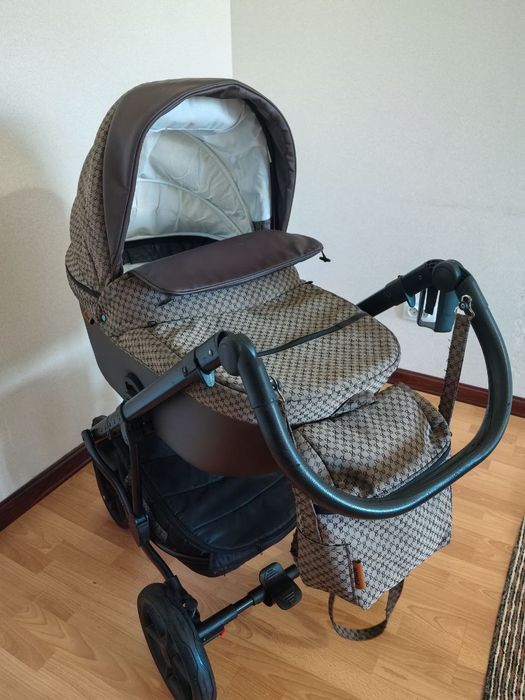 Продам коляску с люлькой + стул для кормления 2/1